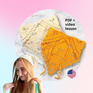 Op de afbeelding: Twee gehaakte hoofddoeken, één crème en één geel, met libellenontwerpen. De hoofddoeken hebben een geschulpte rand en striksluitingen. De afbeelding bevat ook de tekst "PDF + video lesson" en een Amerikaanse vlag.