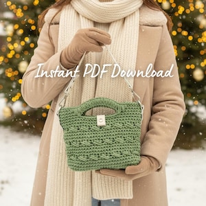 以下が含まれることがあります： シルバーの留め金とハンドルが付いた、セージグリーンの手編みハンドバッグ。 バッグはテクスチャード加工のパターンとシルバーのチェーンストラップが付いています。 画像には「Instant PDF Download」というテキストが表示されています。