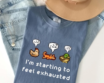 Stardew Valley T-Shirt, Pixel Kunst Farming Shirt, gemütliches Gamer Shirt, süßes Huhn Shirt, Pelican Town Merch, Katzenliebhaber Geschenk, Geschenk für Sie und Ihn