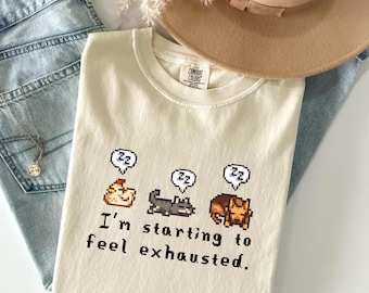 Erschöpft Katze Pixel Shirt - Lustiges Gamer Meme T-Shirt, Stardew Valley T-Shirt, Pixel Art Farming Tee, süßes Huhn Shirt, Pelican Town Geschenk