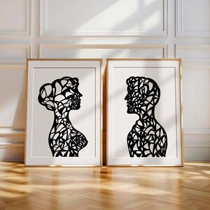 Könnte beinhalten: Zwei gerahmte Schwarzweißillustrationen eines Frauen- und eines Männerprofils. Die Illustrationen bestehen aus filigranen Linien und sind vor einem weißen Hintergrund angeordnet.