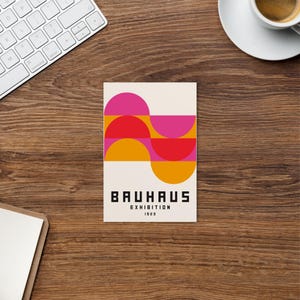 Cartão postal da exposição Bauhaus com ondas de cores brilhantes, arte da exposição Bauhaus BP13, decoração de casa inspirada na Bauhaus