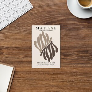 henri matisse deux fleurs beige marron, papier découpé art P14, carte postale inspirée de matisse cutout