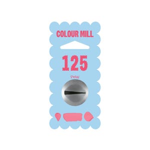 Peut inclure: Un outil de pâtisserie avec le texte "COLOUR MILL" et "125 Petal" imprimé sur une étiquette bleue clair festonnée. L'outil est une douille à pétales en acier inoxydable pour décorer les gâteaux. L'étiquette présente également des échantillons roses en forme de pétales.