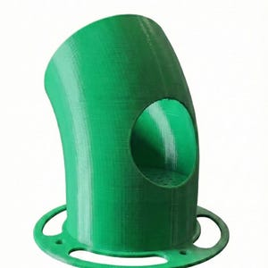 K&ouml;nnte beinhalten: Ein leuchtend gr&uuml;ner, 3D-gedruckter Vogelfutterspender mit gebogenem K&ouml;rper und kreisf&ouml;rmiger &Ouml;ffnung. Der Futterspender hat einen runden Sockel mit drei gebogenen Aussparungen. Das Design ist modern und funktional.
