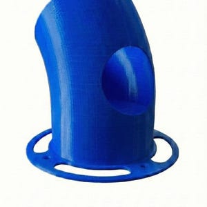 K&ouml;nnte beinhalten: Ein leuchtend blaues, 3D-gedrucktes Objekt mit gebogener Form und einer kreisf&ouml;rmigen &Ouml;ffnung. Der Sockel hat eine Reihe von L&ouml;chern und einen abgerundeten Rand. Das Objekt steht vor einem schlichten wei&szlig;en Hintergrund.