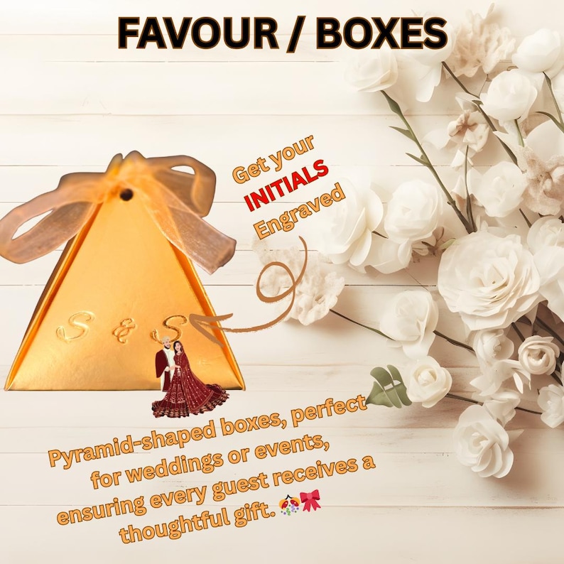 Peut inclure: Bo&icirc;tes &agrave; cadeaux dor&eacute;es en forme de pyramide, id&eacute;ales pour les mariages ou &eacute;v&eacute;nements, avec des initiales grav&eacute;es. Elles sont orn&eacute;es d'un ruban transparent. Le texte "FAVOUR / BOXES" et "Get your INITIALS Engraved" sont &eacute;galement pr&eacute;sents.