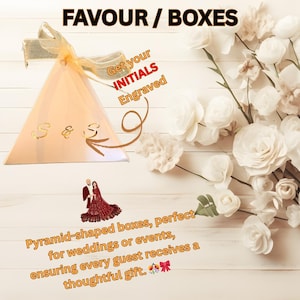 Peut inclure: Bo&icirc;tes &agrave; cadeaux en forme de pyramide de couleur p&ecirc;che, id&eacute;ales pour les mariages ou les &eacute;v&eacute;nements. Les bo&icirc;tes pr&eacute;sentent des initiales dor&eacute;es et sont attach&eacute;es avec un ruban dor&eacute;. Le texte sur l'image dit "Get your INITIALS Engraved" et "FAVOUR / BOXES".