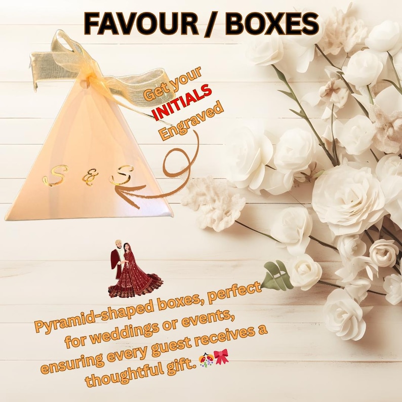 Peut inclure: Bo&icirc;tes &agrave; cadeaux en forme de pyramide de couleur p&ecirc;che, id&eacute;ales pour les mariages ou les &eacute;v&eacute;nements. Les bo&icirc;tes pr&eacute;sentent des initiales dor&eacute;es et sont attach&eacute;es avec un ruban dor&eacute;. Le texte sur l'image dit "Get your INITIALS Engraved" et "FAVOUR / BOXES".