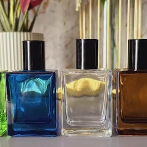 4 pezzi di flaconi spray per profumo in vetro da 50 ml, contenitori per oli essenziali da viaggio quadrati vuoti e durevoli, colori blu, bianco, verde e marrone