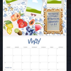 Op de afbeelding: Een mei-kalender met een bloemenachtergrond, aquarelfruit en ingelijste inspirerende tekst. De kalender bevat data voor Moederdag en Memorial Day. Decoratieve elementen zijn een witte strik en gouden sterren.