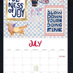 Op de afbeelding: Een juli-kalenderpagina met patriottische illustraties. Het toont een golden retriever met een Amerikaanse vlag, een teddybeer en de tekst "FULLNESS OF JOY". De kalender bevat de tekst "SLOW DOWN YOU'RE DOING FINE".