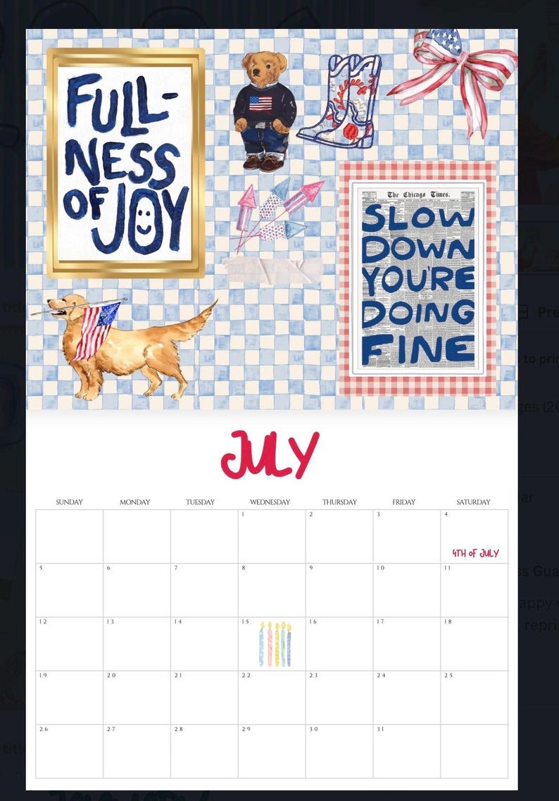 Op de afbeelding: Een juli-kalenderpagina met patriottische illustraties. Het toont een golden retriever met een Amerikaanse vlag, een teddybeer en de tekst "FULLNESS OF JOY". De kalender bevat de tekst "SLOW DOWN YOU'RE DOING FINE".