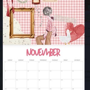 Op de afbeelding: Een kalenderpagina voor november met een decoratieve collage. Het bevat een gouden lijst, een discobal, roze cowboylaarzen en een witte eend. De tekst "November" is roze. Achtergrond is een roze ruitpatroon.