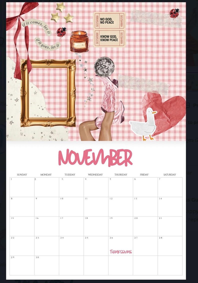 Op de afbeelding: Een kalenderpagina voor november met een decoratieve collage. Het bevat een gouden lijst, een discobal, roze cowboylaarzen en een witte eend. De tekst "November" is roze. Achtergrond is een roze ruitpatroon.
