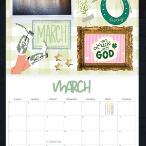 Op de afbeelding: Een maartkalender met een groen-witte geruite achtergrond. De kalender bevat een foto van een meer, een hoefijzer, gouden sterren en een ingelijste afbeelding met de tekst "Not Luck Just God". De kalender bevat ook de tekst "March".