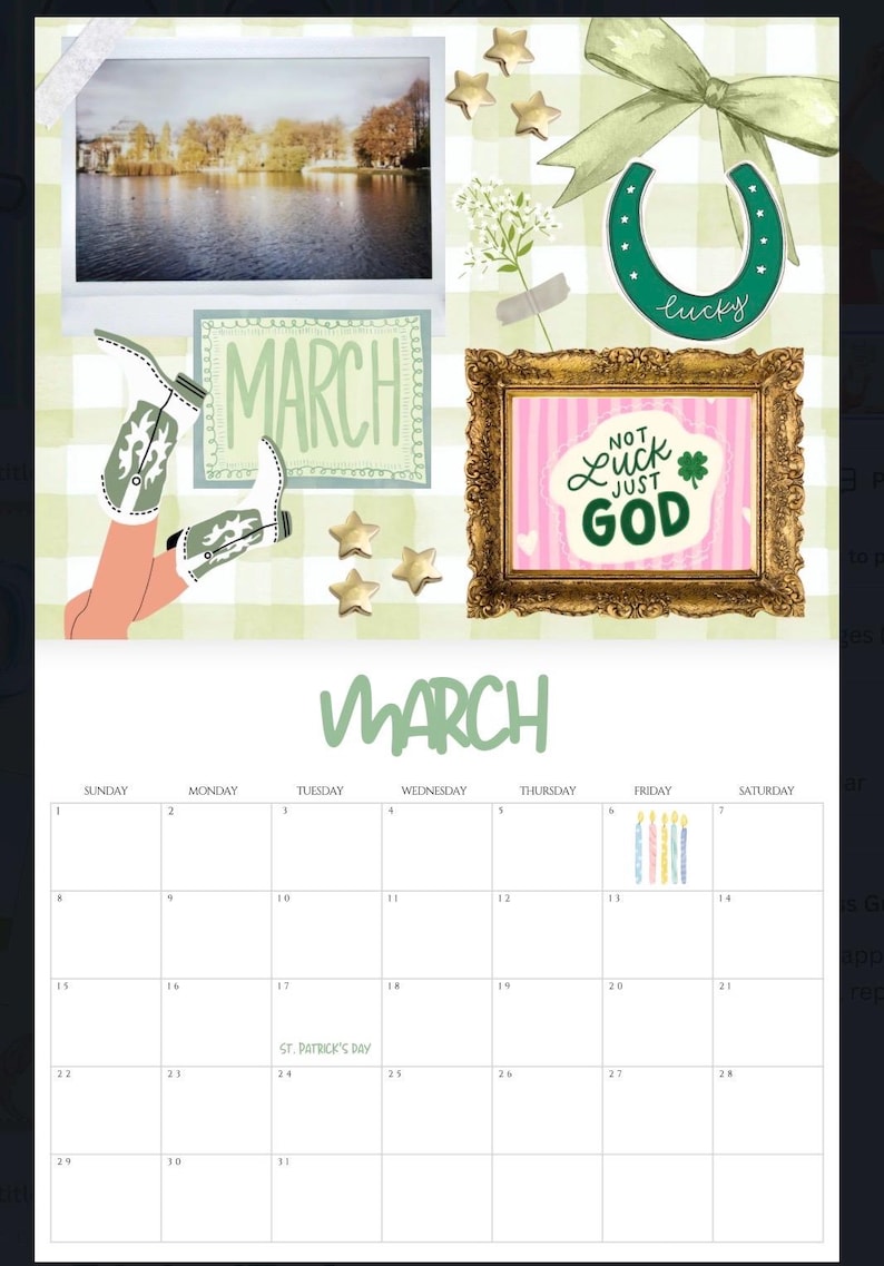 Op de afbeelding: Een maartkalender met een groen-witte geruite achtergrond. De kalender bevat een foto van een meer, een hoefijzer, gouden sterren en een ingelijste afbeelding met de tekst "Not Luck Just God". De kalender bevat ook de tekst "March".