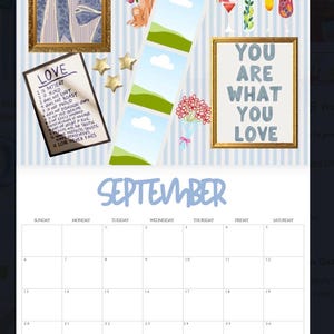 Op de afbeelding: Een septemberkalender met ingelijste kunstwerken en inspirerende citaten. De kalender heeft een blauw-wit gestreepte achtergrond, gouden sterren en illustraties van cocktails en bloemen. De tekst "YOU ARE WHAT YOU LOVE" wordt weergegeven.