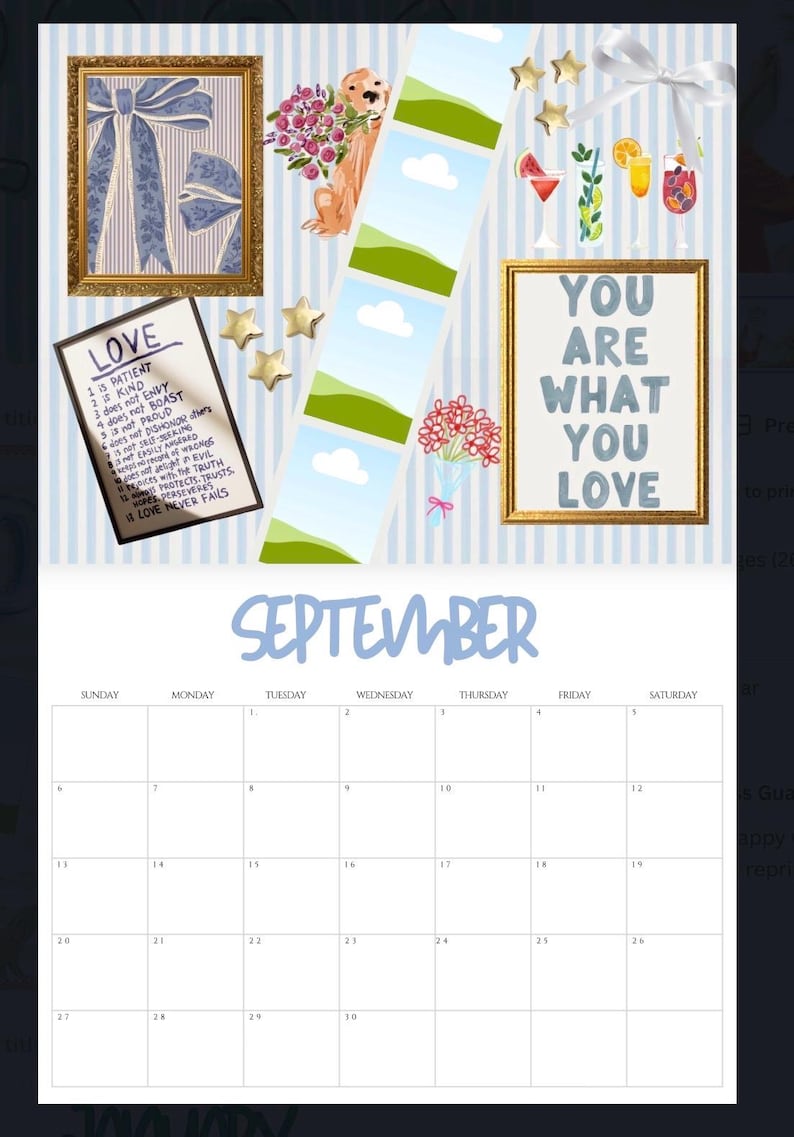 Op de afbeelding: Een septemberkalender met ingelijste kunstwerken en inspirerende citaten. De kalender heeft een blauw-wit gestreepte achtergrond, gouden sterren en illustraties van cocktails en bloemen. De tekst "YOU ARE WHAT YOU LOVE" wordt weergegeven.