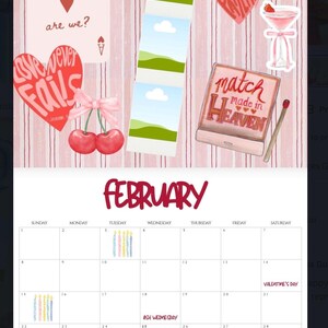 Op de afbeelding: Een februari-kalender met romantische illustraties. Bevat harten met tekst, kersen, een martini en een lucifersdoosje met de tekst "match made in Heaven". De kalender heeft een roze en witte gestreepte achtergrond.