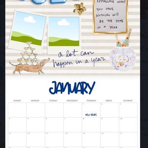Op de afbeelding: 2026 kalender met een januari-indeling. Het ontwerp bevat blauwe ballon-achtige cijfers, inspirerende citaten en illustraties van champagneglazen, een teckel en een discobal. De kalender heeft een gestreepte achtergrond.