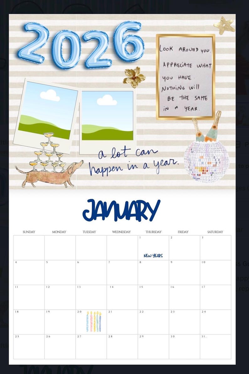 Op de afbeelding: 2026 kalender met een januari-indeling. Het ontwerp bevat blauwe ballon-achtige cijfers, inspirerende citaten en illustraties van champagneglazen, een teckel en een discobal. De kalender heeft een gestreepte achtergrond.