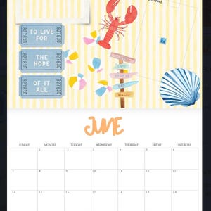 Op de afbeelding: Een aquarel juni-kalender met strandthema-illustraties. Voorzien van een rode kreeft, strandballen, bikinitops en een wegwijzer. Bevat de tekst "TO LIVE FOR THE HOPE OF IT ALL".