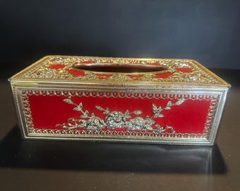 Funda para caja de pañuelos estilo Hollywood Regency con rosas de filigrana dorada vintage y detalles en terciopelo rojo, estilo MCM.
