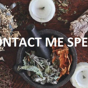 Puede incluir: Un mortero y un pilón negros con hierbas y flores secas en su interior. El mortero y el pilón están sobre una superficie de madera con dos velas blancas y un trozo de madera a la deriva. El texto "CONTACT ME SPELL" está escrito en letras blancas sobre fondo negro.