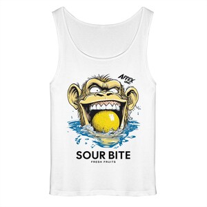 Può includere: Canotta bianca con una grafica di una scimmia dei cartoni animati che morde un frutto giallo nell'acqua. Il testo "SOUR BITE FRESH FRUITS" è sotto l'immagine. Il marchio "AFFEX ONE" è sopra la scimmia.