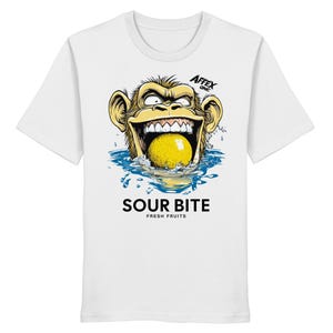 Può includere: T-shirt bianca con un cartone animato di una scimmia che morde un limone giallo nell'acqua. Il testo "SOUR BITE FRESH FRUITS" è sotto l'immagine. La maglietta ha un girocollo e maniche corte.