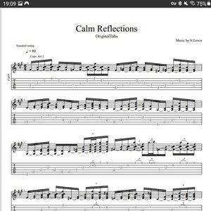 Op de afbeelding: Een gitaartabulatuur bladmuziek voor een lied genaamd "Calm Reflections" van N Lewis. De bladmuziek is voor een gitaar met standaard stemming en gebruikt een capo op de tweede fret. Het lied is in 4/4 tijd en heeft een tempo van 52 slagen per minuut.