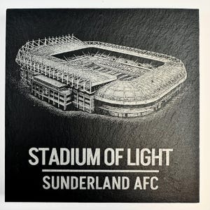 Puede incluir: Un posavasos cuadrado de pizarra negra con una detallada ilustraci&oacute;n grabada con l&aacute;ser en blanco del Stadium of Light. Debajo del gr&aacute;fico del estadio, el texto dice STADIUM OF LIGHT seguido de una l&iacute;nea horizontal y el texto SUNDERLAND AFC.