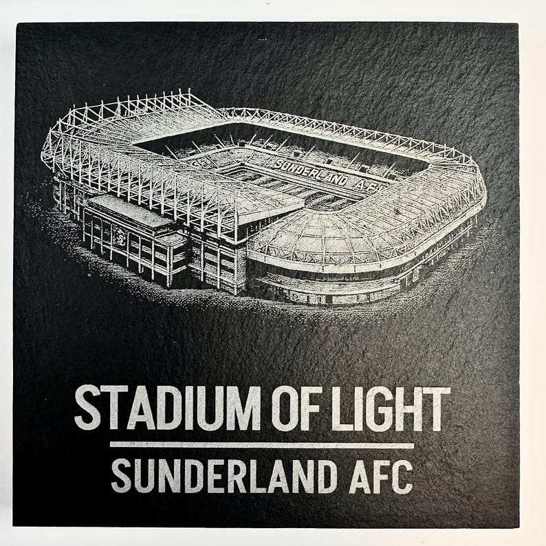 Puede incluir: Un posavasos cuadrado de pizarra negra con una detallada ilustraci&oacute;n grabada con l&aacute;ser en blanco del Stadium of Light. Debajo del gr&aacute;fico del estadio, el texto dice STADIUM OF LIGHT seguido de una l&iacute;nea horizontal y el texto SUNDERLAND AFC.