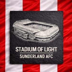 Puede incluir: Un posavasos cuadrado de pizarra negra con una ilustraci&oacute;n blanca grabada del Stadium of Light. El texto dice STADIUM OF LIGHT y SUNDERLAND AFC. El posavasos est&aacute; colocado sobre un fondo de rayas verticales de color rojo y blanco.