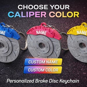 Peut inclure: Trois porte-clés personnalisés en forme de disque de frein avec des étriers bleus, rouges et jaunes. Chaque porte-clés présente un disque gris avec un porte-clés argenté et le mot "NAME" en blanc. Le texte "CHOOSE YOUR CALIPER COLOR" est inclus.