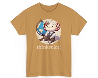 Puede incluir: Una camiseta amarilla mostaza con un ajolote de dibujos animados que lleva un traje y sostiene un globo terráqueo. El texto "thinksolottl" está impreso debajo del ajolote.