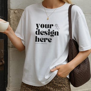 Maqueta de camiseta blanca Comfort Colors 1717, maqueta de estilo de vida veraniego para chica, camiseta extragrande, exhibición estética de camisetas para vendedores de POD