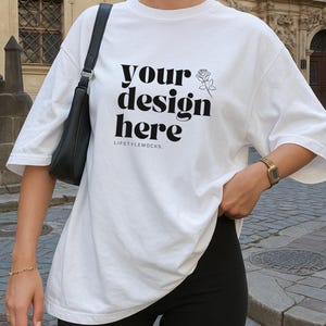 Maqueta blanca extragrande, Colores cómodos 1717, Maqueta de ropa urbana para exteriores, Maqueta de camiseta de estilo de vida, Exhibidor de camisetas urbanas, Maqueta de chica guapa