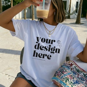 Maqueta blanca extragrande, Colores cómodos 1717, Maqueta de ropa urbana para exteriores, Maqueta de camiseta de estilo de vida, Exhibidor de camisetas urbanas, Maqueta de chica guapa