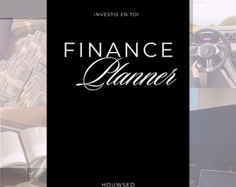 Può includere: Un'immagine in bianco e nero con il testo "FINANCE Planner" in un font corsivo. Il testo "INVESTIS EN TOI" è sopra il testo principale. Il testo "HOUWSED" è sotto il testo principale. L'immagine include anche il testo "FOCUS", "DISCIPLINE", "CONSISTENCY", "ABUNDANCE", "Trust the process", e "I am financially free".