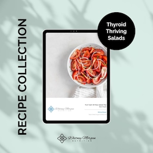 Puede incluir: Una tableta digital muestra una colección de recetas con una ensalada de tomates y cebollas en rodajas. El texto dice "Thyroid Thriving Salads" y "Fork Yeah! 30 Paleo Salads That Don't Suck."