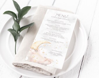 Op de afbeelding: Een menu voor Cora's babyshower met een aquarel-illustratie van een halve maan, wolken en gouden sterren. Het menu bevat hapjes, salade, hoofdgerecht, dessert en dranken.