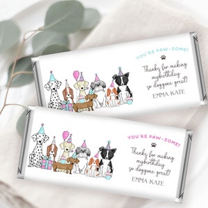 Puede incluir: Dos envoltorios de barra de chocolate blanco con un tema de fiesta de perros rosa y azul. Los envoltorios presentan un grupo de perros con sombreros de fiesta y sosteniendo regalos. El texto en los envoltorios dice "You're Paw-some!" y "Thanks for making my birthday so doggone great!" con el nombre "Emma Kate" en la parte inferior.