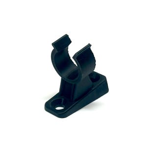 Op de afbeelding: Zwarte kunststof buisklem met een basis. De klem is ontworpen om een buis of een buis veilig op zijn plaats te houden.