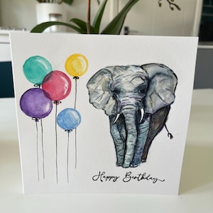 Cartão de aniversário de elefante e balões - desenho em aquarela pintado à mão