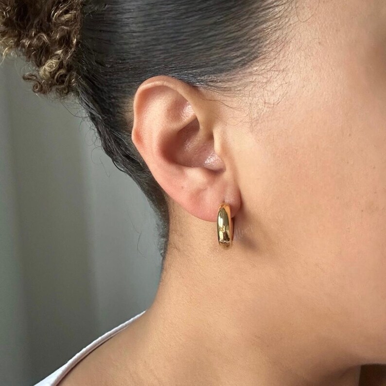 Puede incluir: Un par de pendientes de aro de oro. Los pendientes son simples y elegantes, y ser&iacute;an una gran adici&oacute;n a cualquier colecci&oacute;n de joyas.