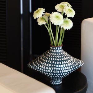 Ręcznie wykonany rzeźbiony wazon ceramiczny | Ręcznie malowana ceramika artystyczna w kolorze czarnym i kości słoniowej | Współczesne naczynie o charakterze artystycznym