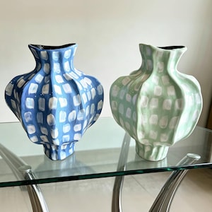 Handgemachte skulpturale Keramikvase | Handbemalte Mediterrane Kunstkeramik | Wabi-Sabi Statement Vase für modernes Home Dekor