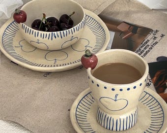 Handgemachte Apple Keramik Kaffeetasse | Handbemalte rustikale Keramik in Blau & Creme | Geschenk für Sie